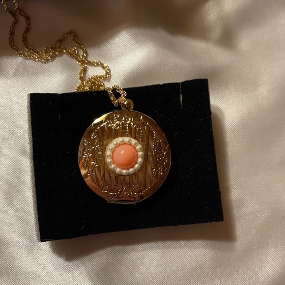 Avon (1992) 32” long Special Memories Locket Goldtone/ Rose - Picture 3 of 7